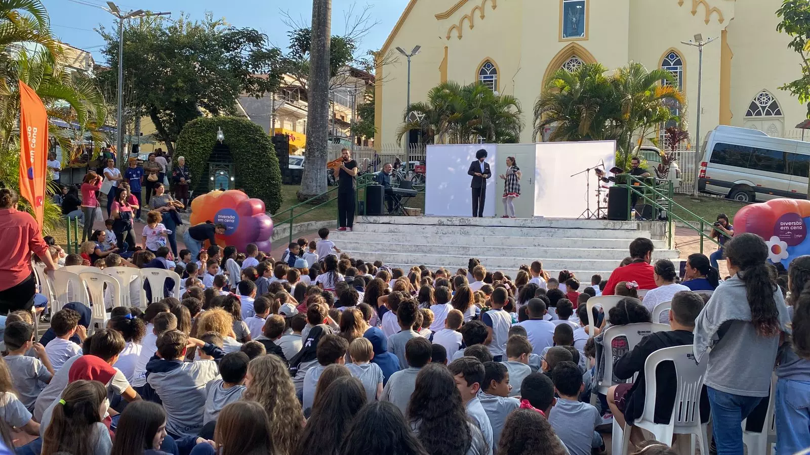 Teatro ao ar livre encanta crianças na praça Cesário Alvim no Centro de Santos Dumont